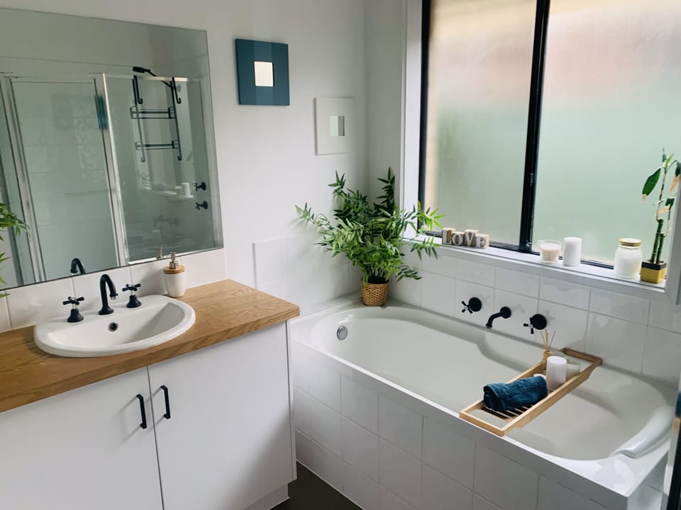 Main bathroom 