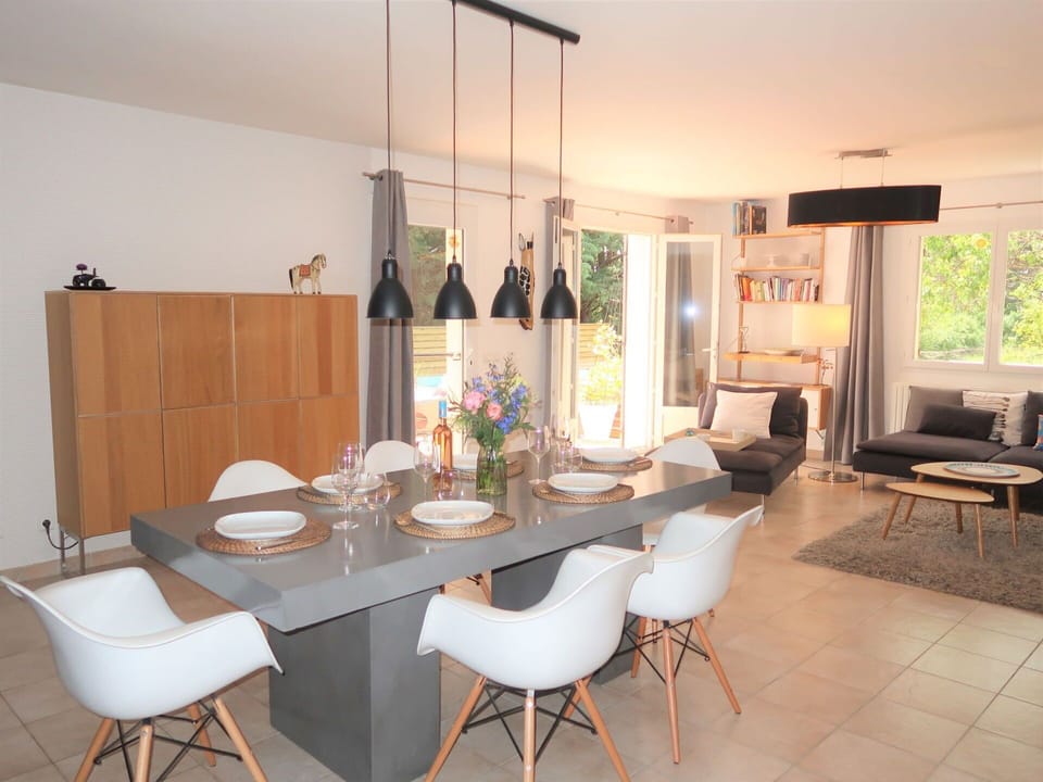 Table, Furniture, Property, Chair, Wood, Interior Design, Lighting, Architecture, Building, Floor