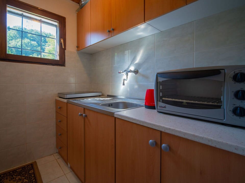 Cabinetry, Countertop, Property, Building, Window, Kitchen Stove, Kitchen Appliance, Wood, Kitchen, Interior Design