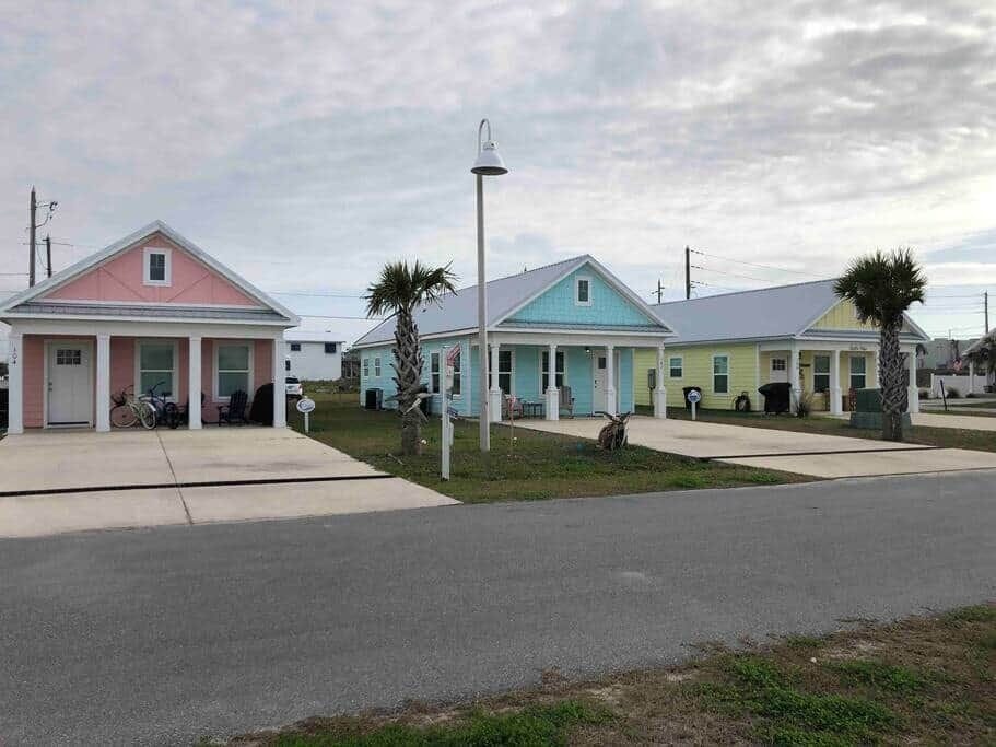 Cozy "Blue" cottage and just steps to the beach