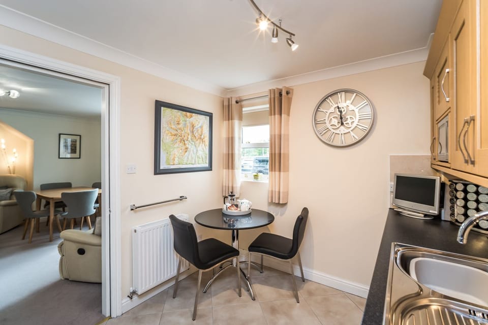 You can enjoy breakfast with a view in the kitchen