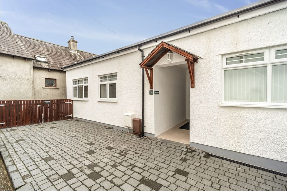 The accessible bungalow in central Keswick has private parking for 1 car