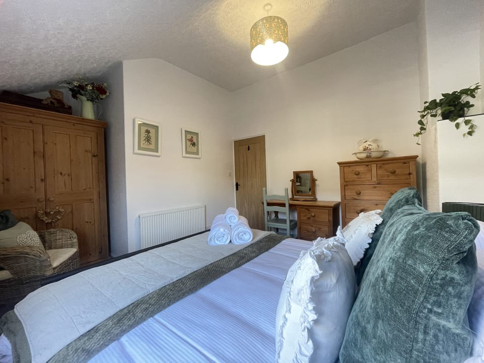 Towels and luxury bed linen are provided