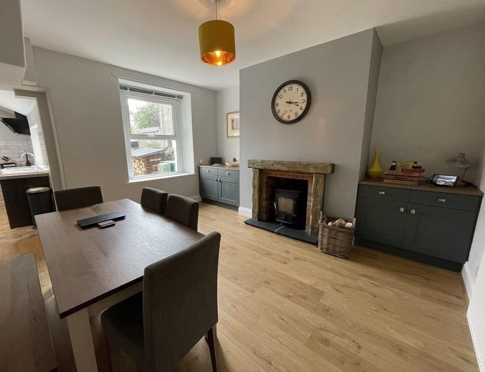 The dining room comfortably seats 6 people