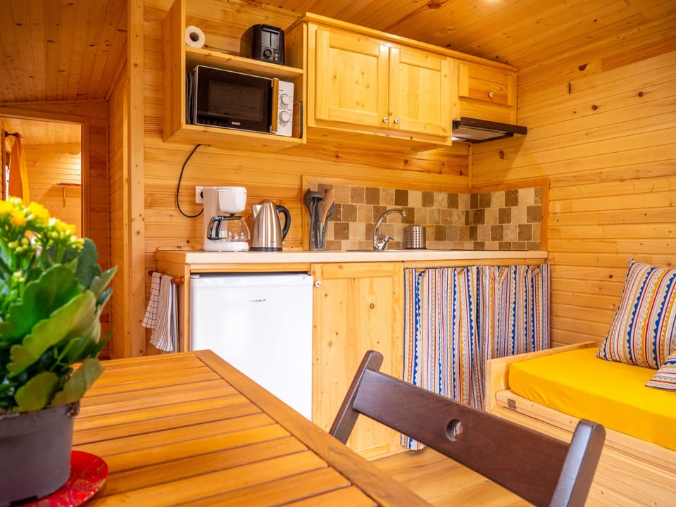 Trailer, equipped kitchen
