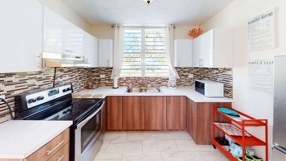 Full kitchen with all you need to cook conveniently at home.
