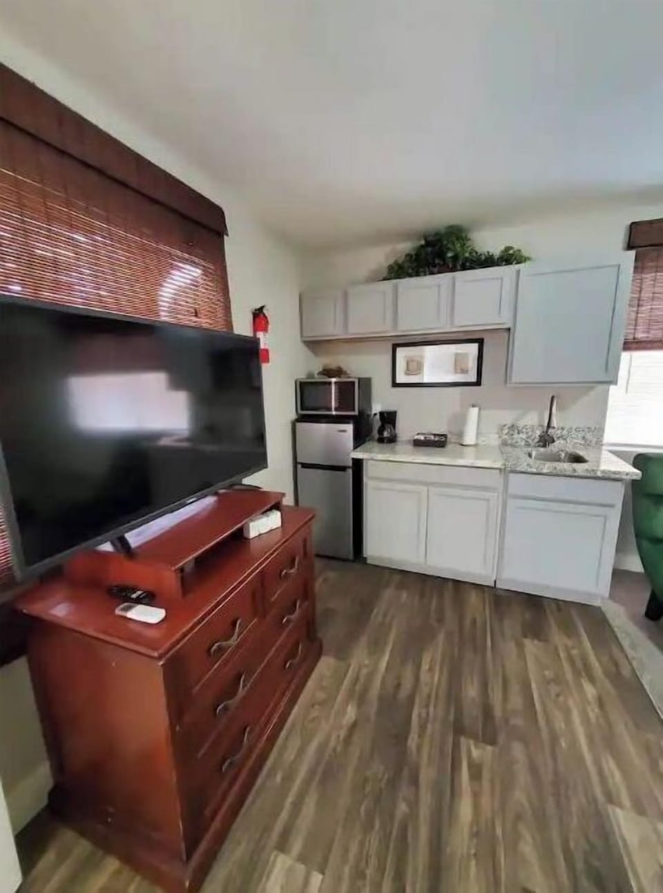 45" Smart TV has subscriptions to Hulu, Netflix, Disney+, ESPN, and Prime Video.