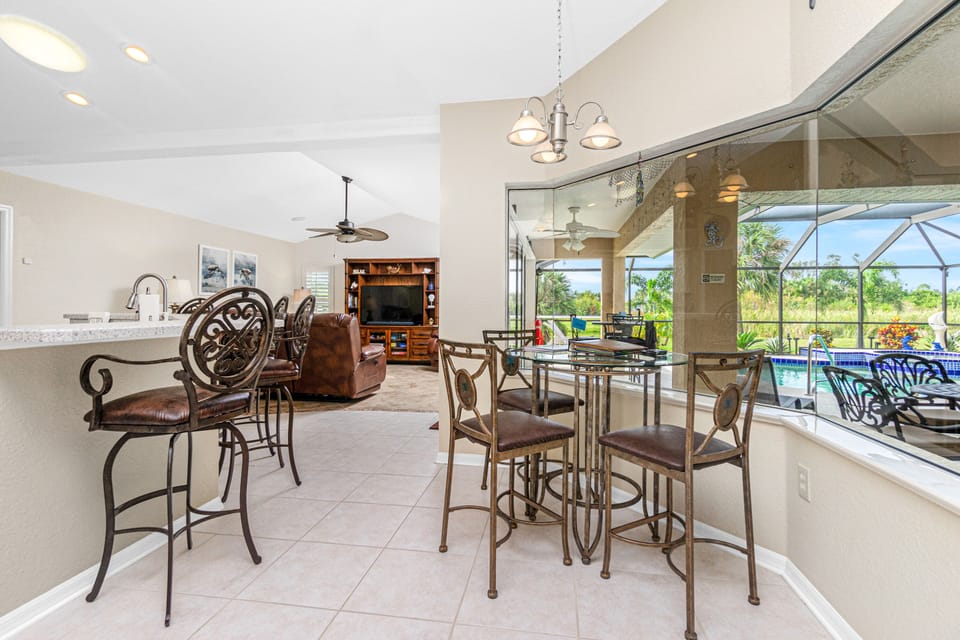Kitchen & kitchen nook table