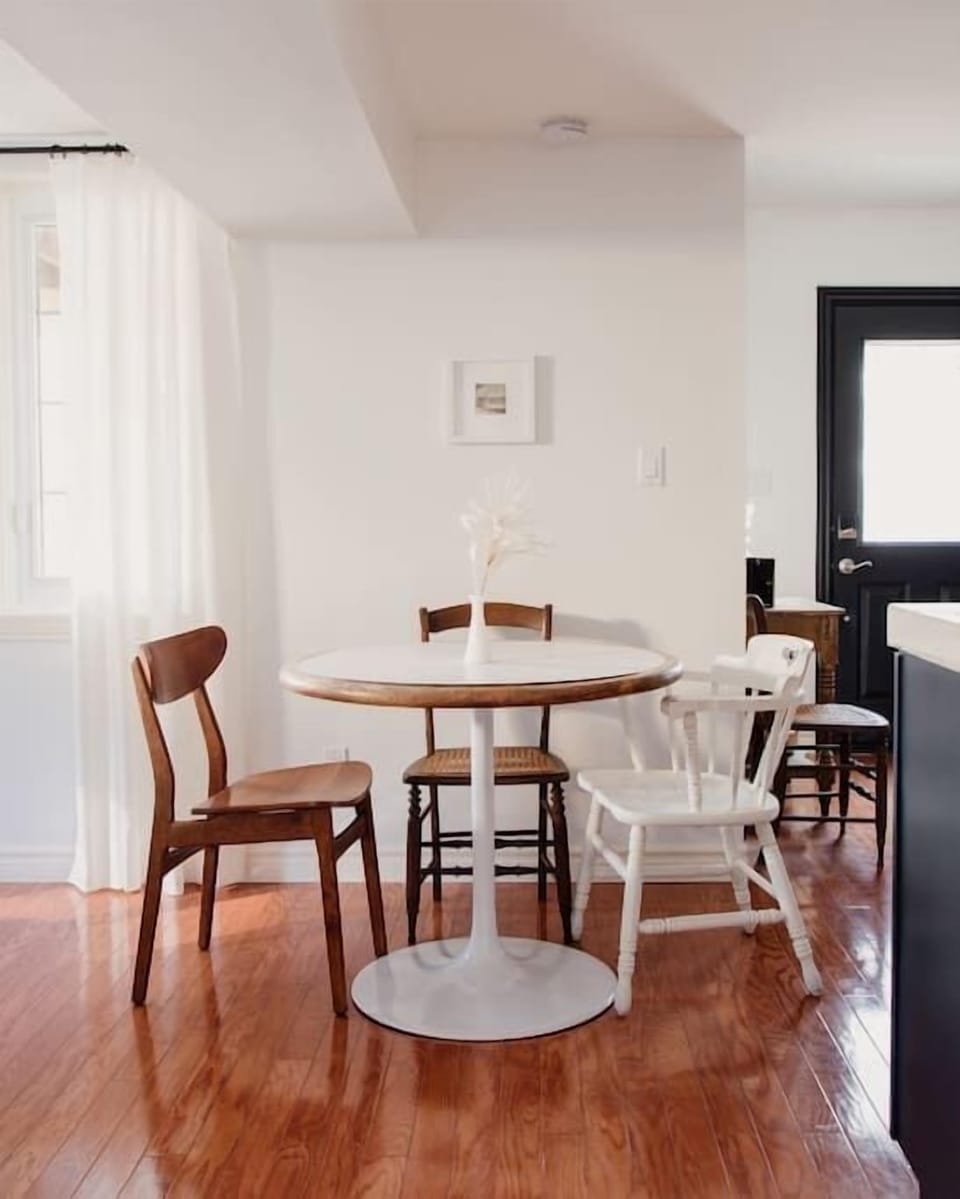 Cozy Dining Nook w Seats for 4