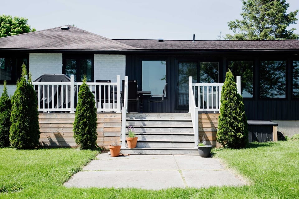 Enjoy your BBQ dinner outside with a view of the lake!