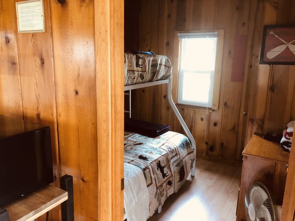 Bedroom 2 (Bunkbed, Twin over Full)