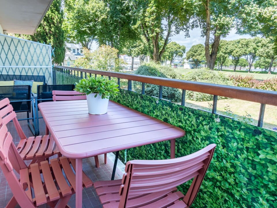 Plant, Property, Furniture, Nature, Table, Tree, Wood, Outdoor Furniture, Chair, Grass