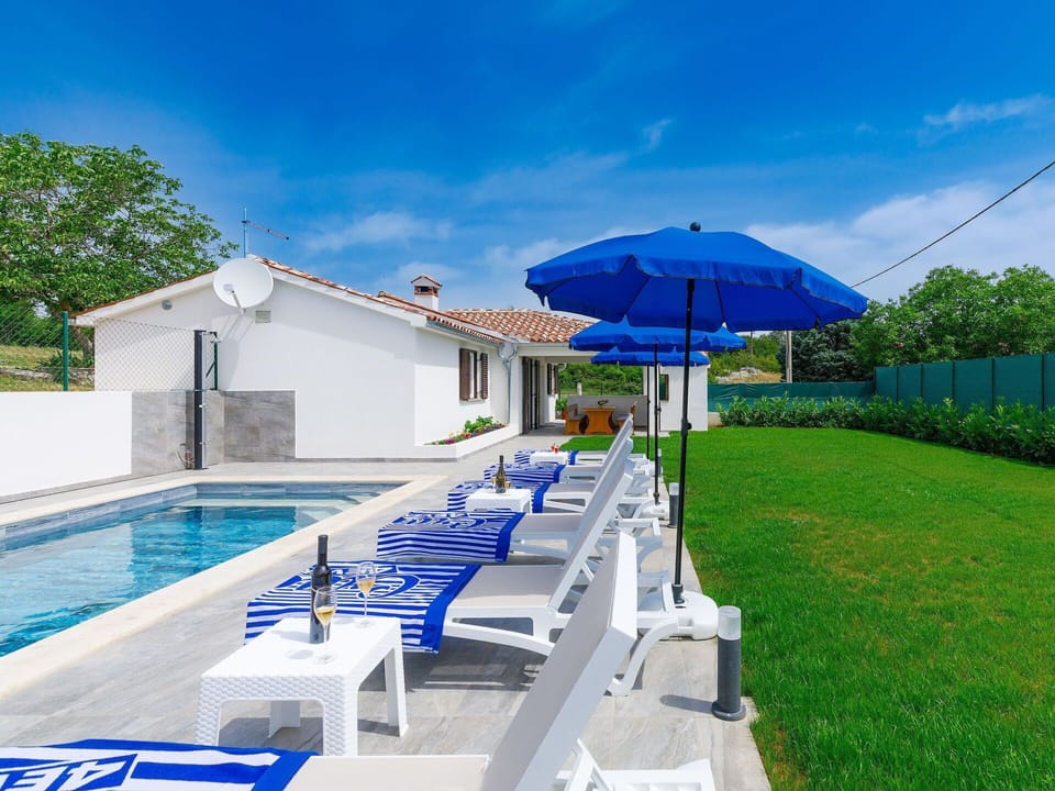 Sky, Building, Property, Cloud, Plant, Umbrella, Water, Azure, Shade, Outdoor Furniture