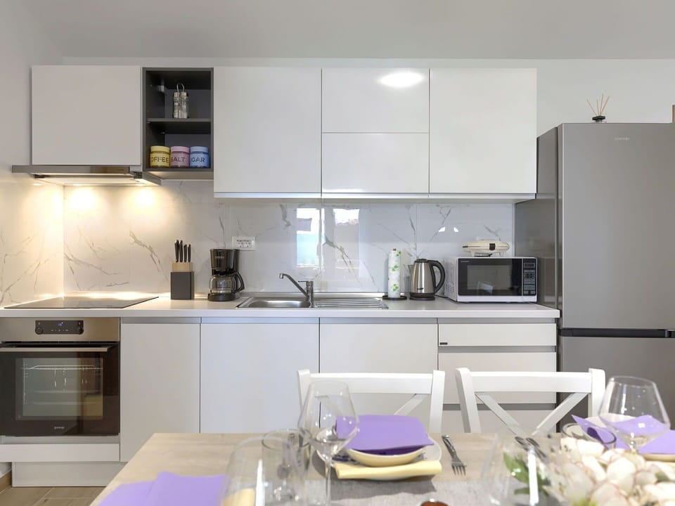 Cabinetry, Countertop, Kitchen Appliance, Kitchen, Kitchen Stove, Tableware, Home Appliance, Sink, Interior Design