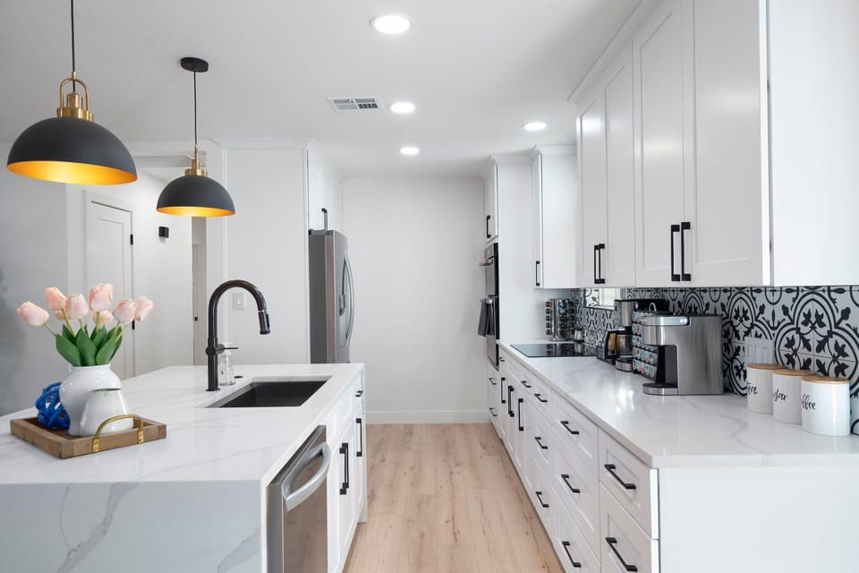 Efficiently sized Kitchen with plenty of counter and cabinet space!