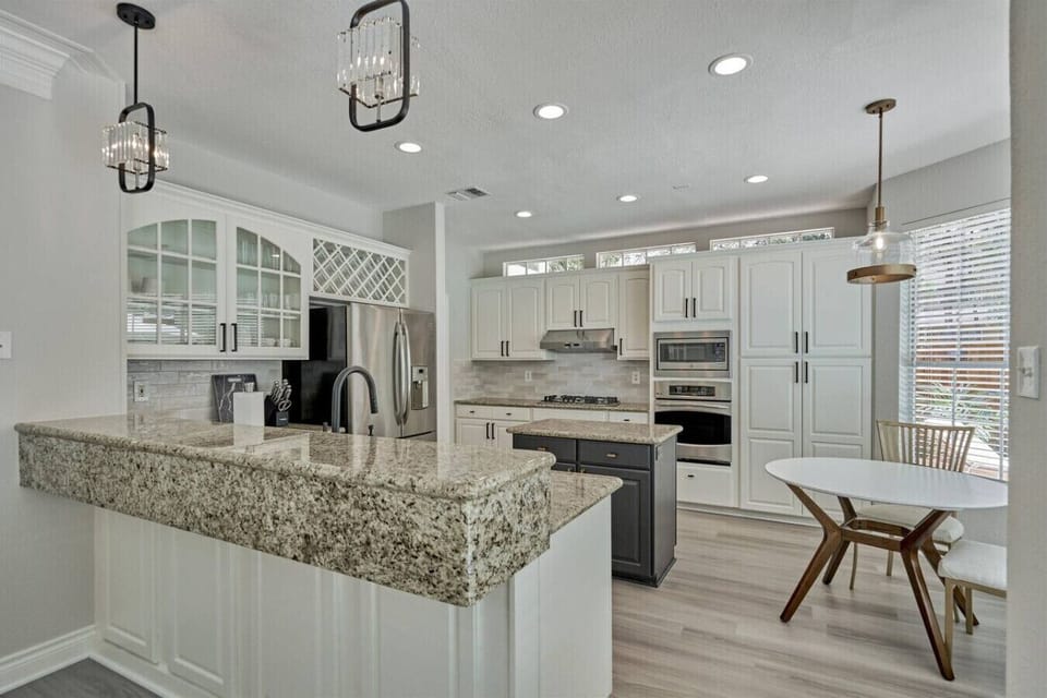 From morning coffee to dinner prep, this fully equipped kitchen makes it easy to feel right at home.