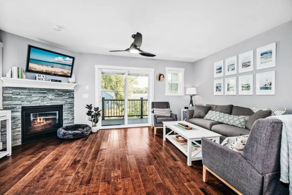 Relax in the cozy living area with a welcoming atmosphere! 🛋️🔥