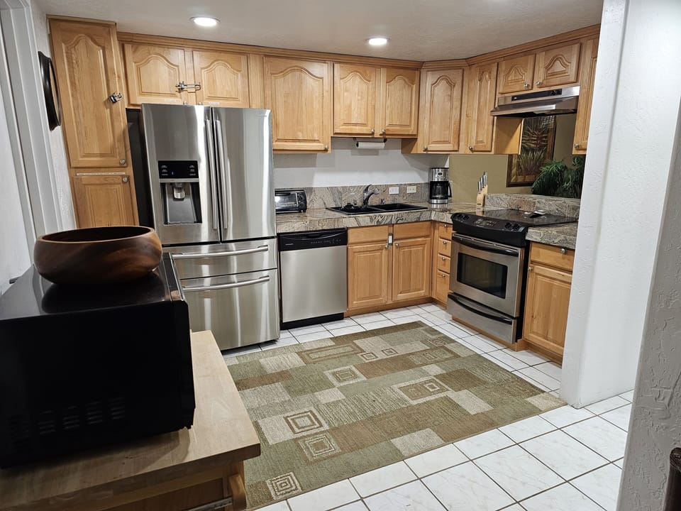 Full Kitchen Fully Equipped Dishwasher, Micro, Toaster Oven, Oven, Stove Top,