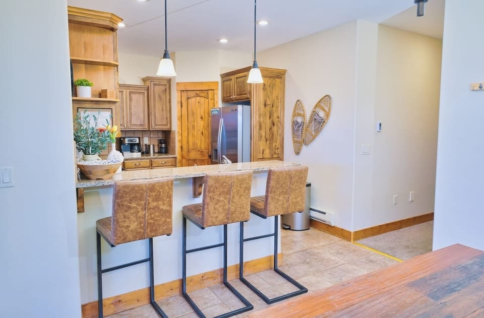 Pull up a stool to the kitchen bar to work, drink, chat, or relax.