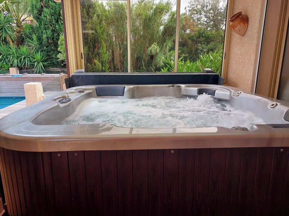 Indoor spa tub