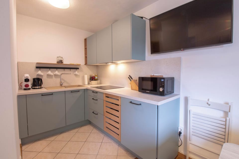 Full kitchen