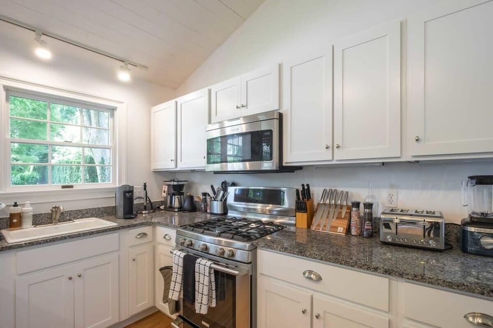 Full kitchen equipped with all the needs you could ever want!