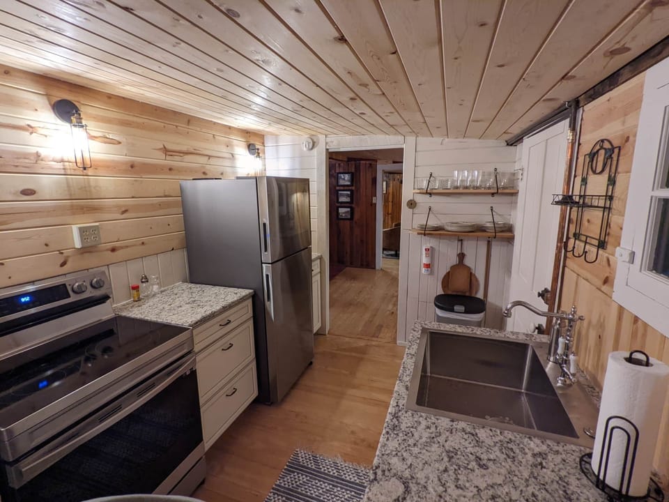 Fully Equipped Kitchen (2)