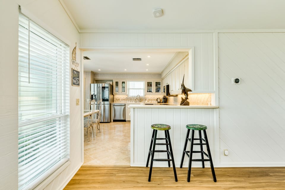 Grab a quick bite or enjoy meals at the breakfast bar