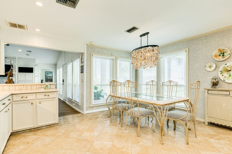 Comfortably sit up to 6 at the dining table