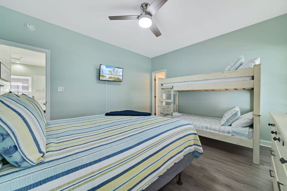 Queen bed and twin bunk room w/ Jack & Jill full bathroom