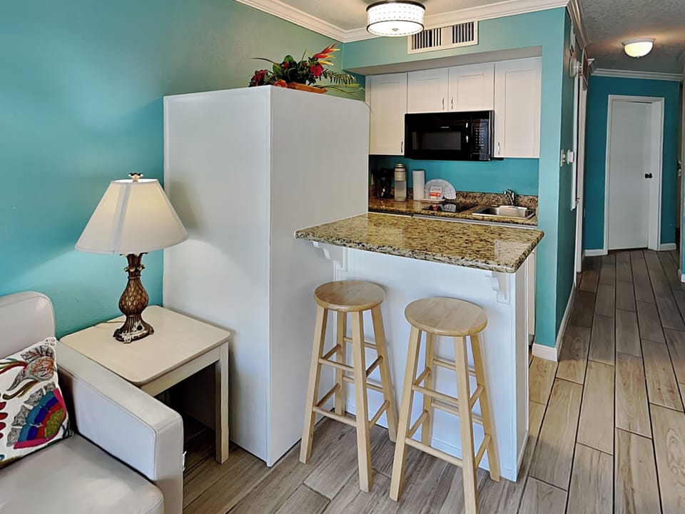 Full Kitchen - Countertop Seating For 2
