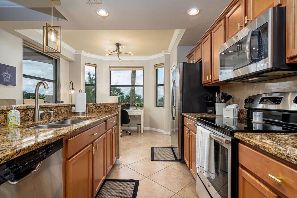 All appliances, nice granite, double kitchen sink, pantry and fully equipped.