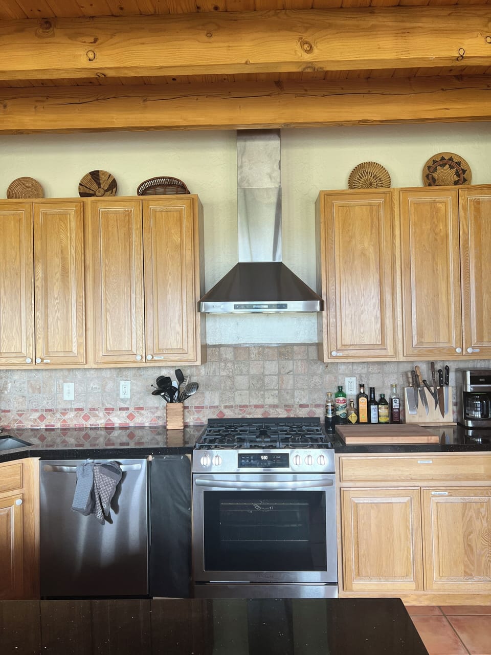 Kitchen. New stove.
