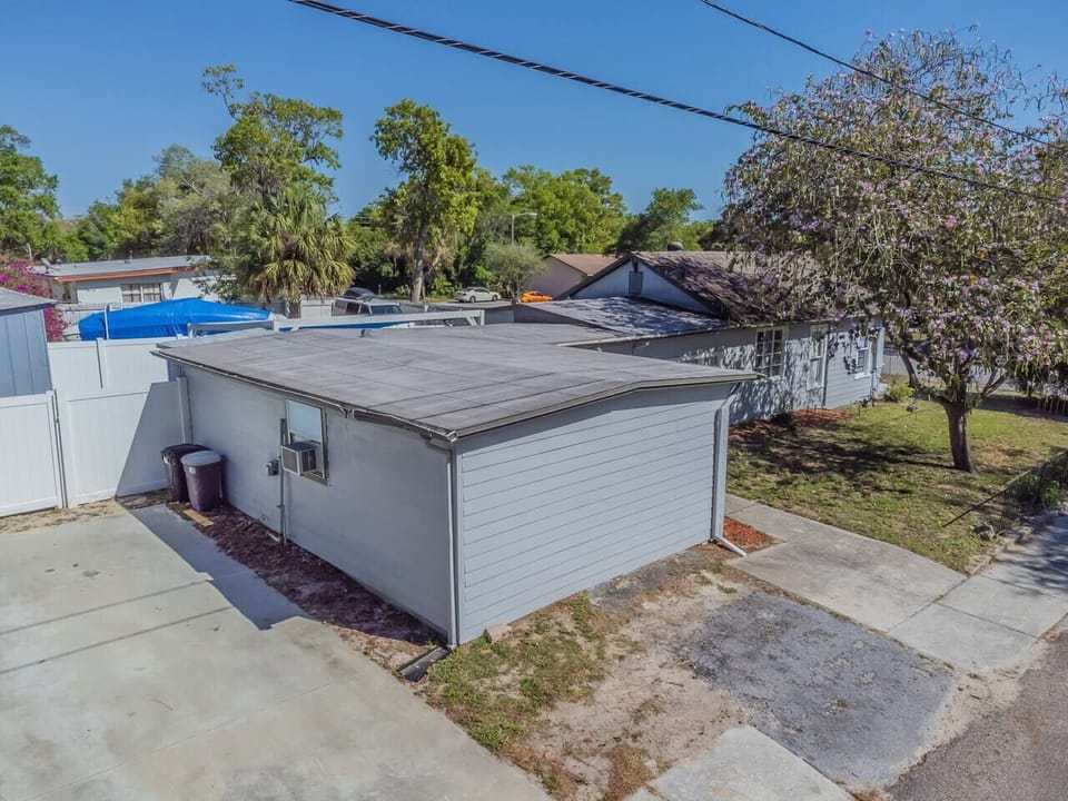 The spacious parking area on the left side of this amazing house