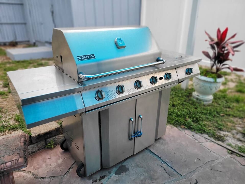 Enjoy a delicious barbeque party outside with family and friends!
