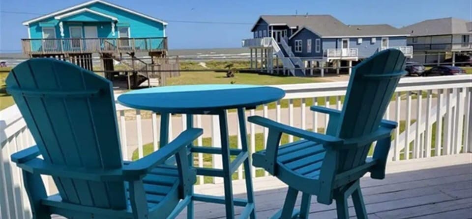 Private deck seating with neighborhood views ☀️