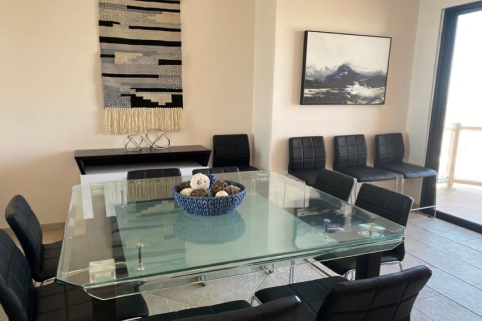 Dining Room with seating for 8,