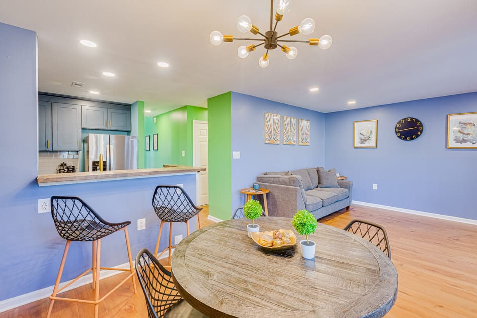 Fully open Kitchen/Dining/Living, Seating for 6 people