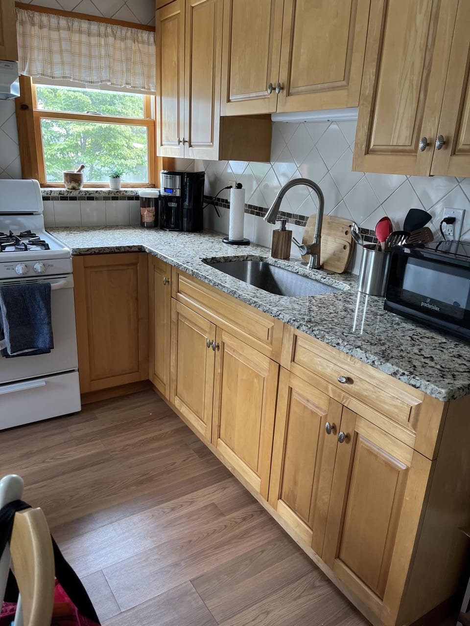 Kitchen with Granite Countertops and Gas stove, Full Fridge & Freezer, microwave