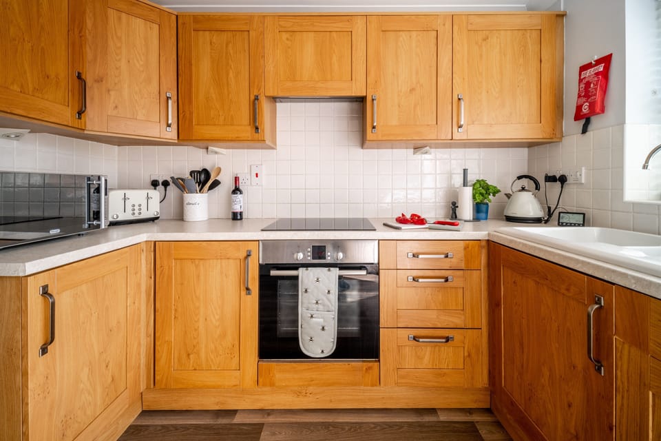 Ground floor: Well-equipped kitchen with modern appliances
