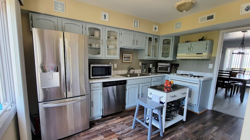 Pretty beach kitchen with lots to explore!