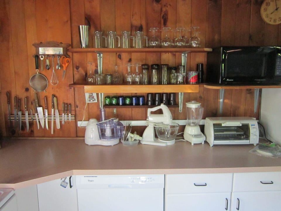 fully-equipped kitchen w/ appliances for gourmet cooking