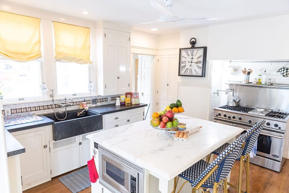 Kitchen with center island
