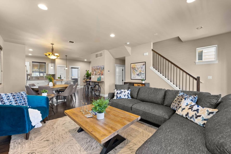 "We loved this property and location! Very well decorated and clean. We hope to stay there again!" - Lois