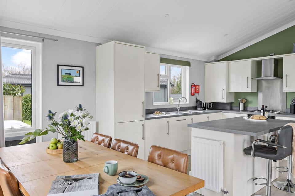 Kitchen, Breakfast Bar, Dining Area-Clover Lodge