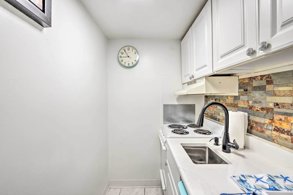 Kitchenette | Stove | Mini Fridge