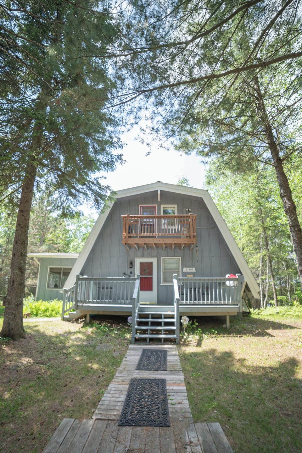 Front of cabin as you turn into the driveway.