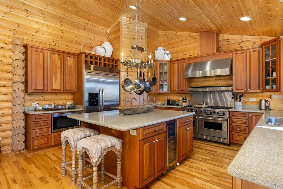Chef's kitchen Viking stove, industrial refrigerator, dishwasher, Drip-style coffeemaker & breakfast bar seating for 2.