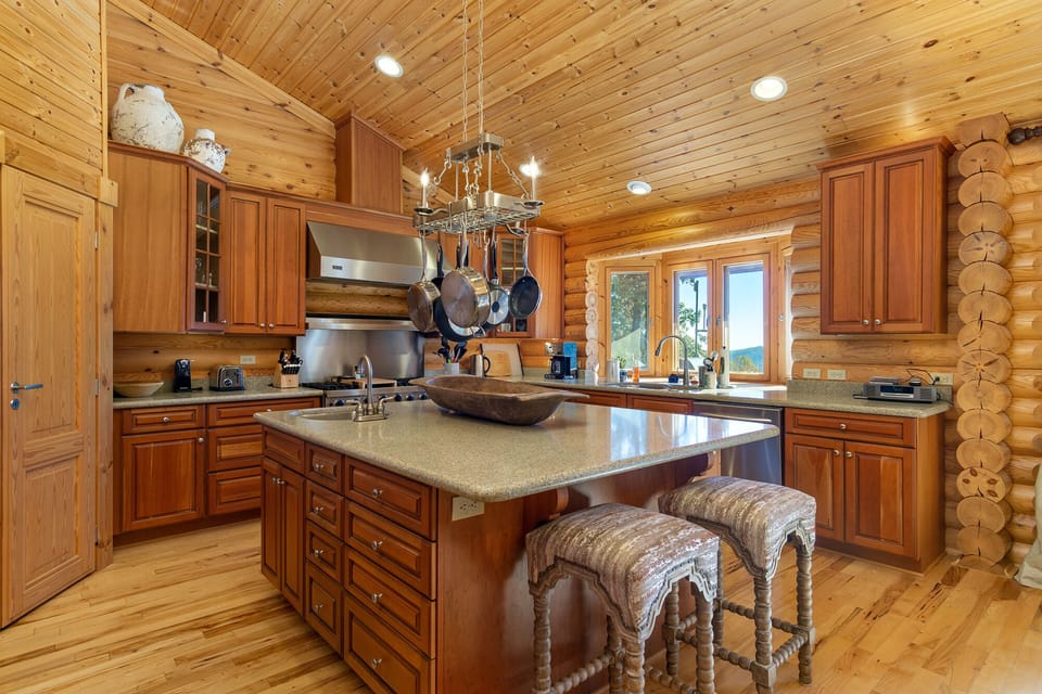 Chef's kitchen Viking stove, industrial refrigerator, dishwasher, Drip-style coffeemaker & breakfast bar seating for 2.