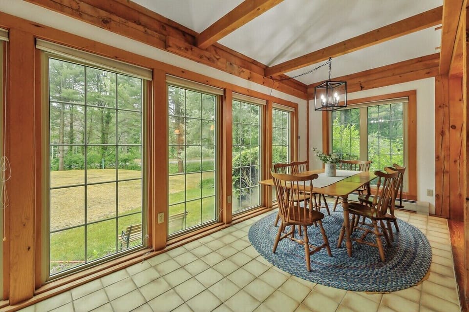 Sunporch dining for 6 guests.